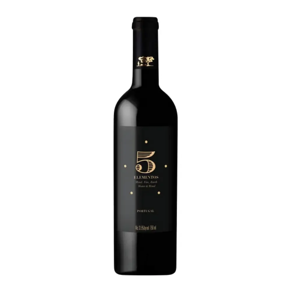 Garrafa de vinho tinto 5 Elementos da Casa Relvas, de cor rubi intensa com reflexos violetas.