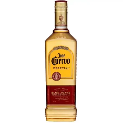 Garrafa de Tequila Jose Cuervo Especial Reposado, destilado mexicano envelhecido em carvalho.