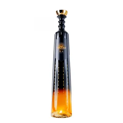 Garrafa de Volcán De Mi Tierra X.A Tequila, edição premium, com design elegante em tom âmbar.