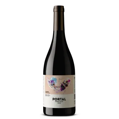 Garrafa de Quinta Do Portal Colheita Tinto 2021 com design clássico e rótulo elegante.