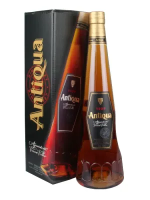Garrafa da Aguardente Antiqua VSOP Vinica Velha com rótulo dourado e elegante