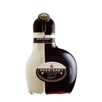 Garrafa do Licor Sheridan’s com design de dupla câmara em preto e branco