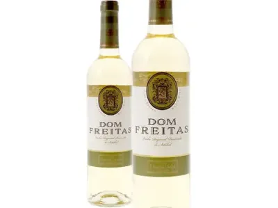 Casa Ermelinda Freitas - Dom Freitas Branco Garrafa de vinho branco Dom Freitas da Casa Ermelinda Freitas com fundo claro.
