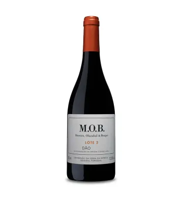 Garrafa de vinho tinto MOB Lote 3, da região do Dão, blend de Touriga Nacional, Jaen e Alfrocheiro.