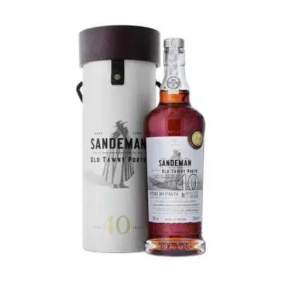 Garrafa de Sandeman Vinho do Porto 40 Anos com rótulo sofisticado, simbolizando a excelência de quatro décadas de maturação.