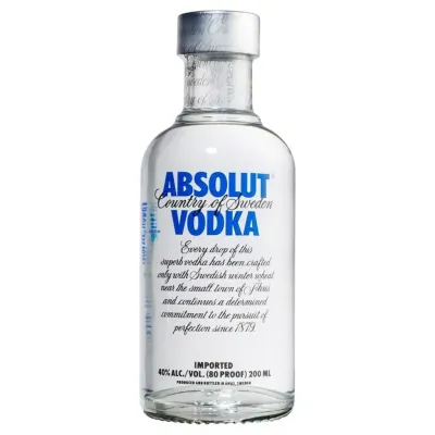  Uma garrafa icônica de Absolut Blue 75cl, destacando a cor azul característica e o design minimalista do rótulo.