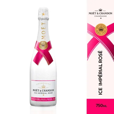 Garrafa de Moët & Chandon Ice Impérial Rosé 75cl com taças de champanhe servidas com gelo e frutas frescas em um cenário de verão.