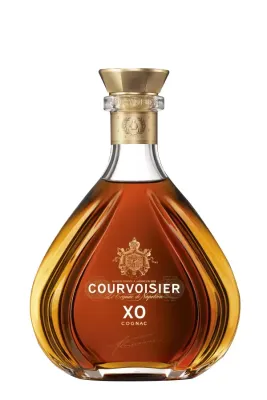 Uma garrafa de Cognac Courvoisier XO, com sua cor âmbar profunda e rótulo sofisticado.