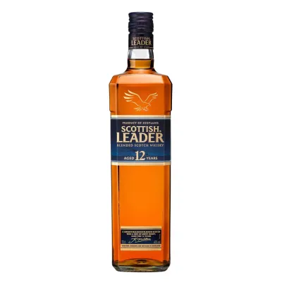 Garrafa de Whisky Scottish Leader 12 Anos com copo ao lado, sobre fundo de madeira elegante.