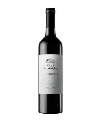 Quinta Vale D. Maria Vinha do Sabor Tinto Garrafa de Quinta Vale D. Maria Vinha do Sabor Tinto ao lado de uma taça de vinho tinto, destacando sua rica coloração rubi e elegância.