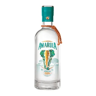 Gin Amarula Garrafa de Gin Amarula com copo de gin tônica e toranja fresca, sobre fundo elegante africano.