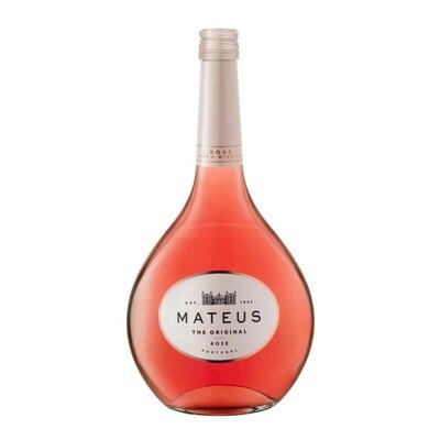 Garrafa rosa alongada do vinho Mateus Rosé, com rótulo branco e a silhueta do Castelo de Lançõ em preto.