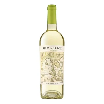 Garrafa do vinho branco Silk & Spice Branco Blend com rótulo branco e verde, apresentando o nome do vinho, a região produtora e a vinícola Silk & Spice.