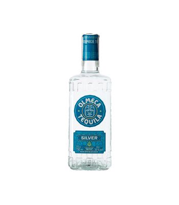 Garrafa de vidro transparente com a marca Olmeca em relevo e a silhueta de um guerreiro Olmeca no rótulo. A tequila é de cor clara e límpida.