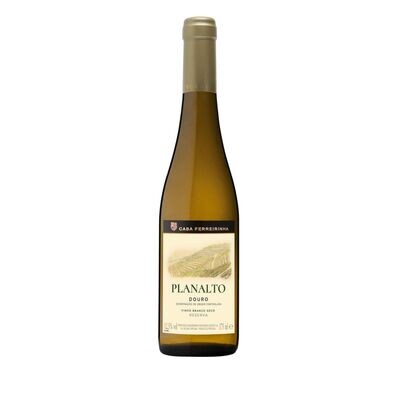 Planalto Branco Garrafa do vinho branco Casa Ferreirinha Planalto Branco com rótulo azul e branco, apresentando o nome do vinho, a região do Douro e a vinícola Casa Ferreirinha.