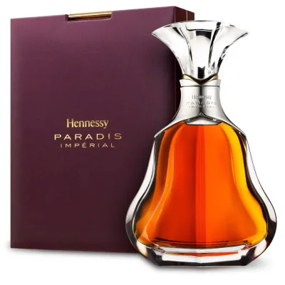 Garrafa luxuosa do Hennessy Paradis Imperial Cognac com design em cristal e rótulo dourado, destacando o nome do cognac e a insígnia da Hennessy.