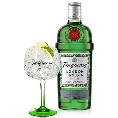 Uma garrafa elegante de Tanqueray London Dry Gin, com destaque para a cor cristalina e o rótulo icônico.