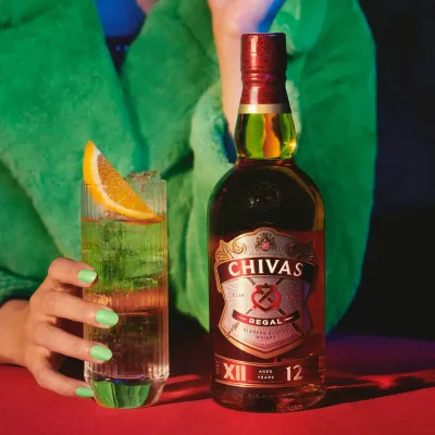 Chivas Regal 12 Anos Gift Pack – Whisky escocês blended de 12 anos, com notas de mel, baunilha e maçã madura.