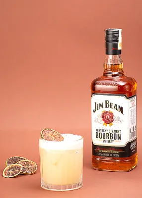 Uma garrafa de Jim Beam White Label Bourbon, com seu rótulo icônico e cor âmbar.