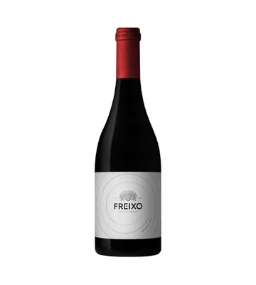 Garrafa de vinho tinto Freixo Reserva, com fundo de vinha e taça de vinho.