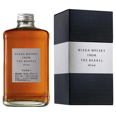 Uma garrafa de Nikka From the Barrel, com um tom âmbar escuro e um rótulo elegante