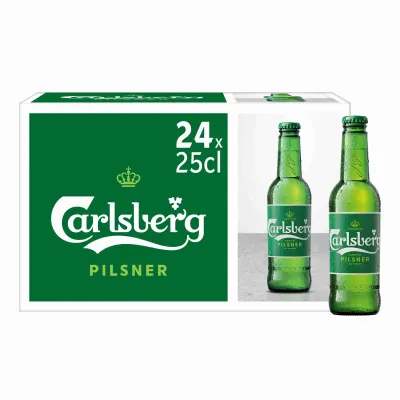 Vinte e quatro garrafas de Carlsberg Pilsner Lager 25cl em um pack, com fundo mostrando sua cor dourada e espuma cremosa.