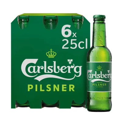 Seis garrafas de Carlsberg Pilsner Lager 25cl em um pack, com fundo mostrando sua cor dourada e espuma cremosa.