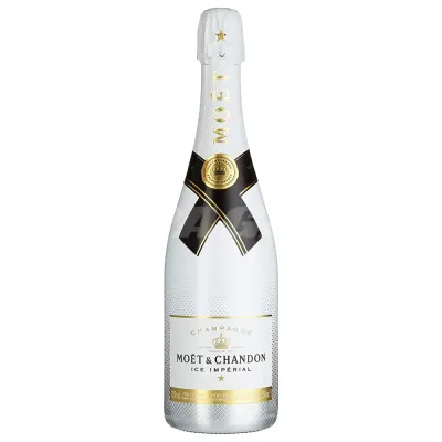 Garrafa de champanhe Moët & Chandon Ice Impérial 75cl servida em taça com gelo.
