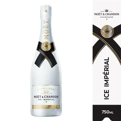 Garrafa de champanhe Moët & Chandon Ice Impérial 75cl servida em taça com gelo.