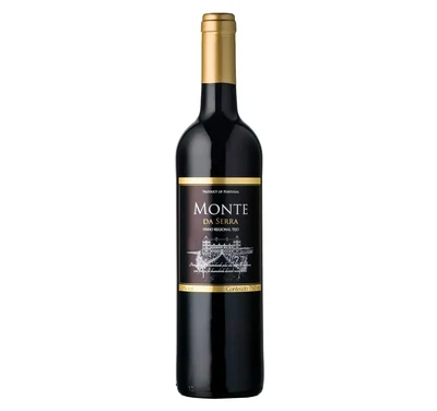 Monte da Serra Tinto Uma garrafa de Monte da Serra Tinto 75cl ao lado de taças e pratos da culinária portuguesa, transmitindo tradição, sabor e convívio.
