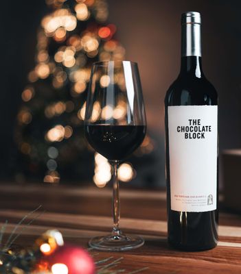 Garrafa de vinho The Chocolate Block Tinto, vinho tinto encorpado sul-africano.