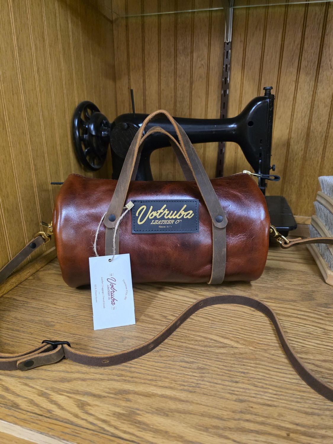 Votruba -Small- cylinder carry duffel, Leather Type: Buffalo, color: Royal Brown