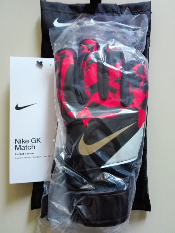Guanti da calcio Nike Match Goalkeeper Guanti portiere da adulto Nike Match nero/cremisi
