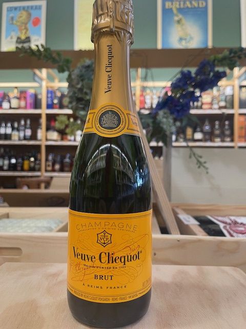 VEUVE CLICQUOT YELLOW LABEL HALF BOTTLE-375ML