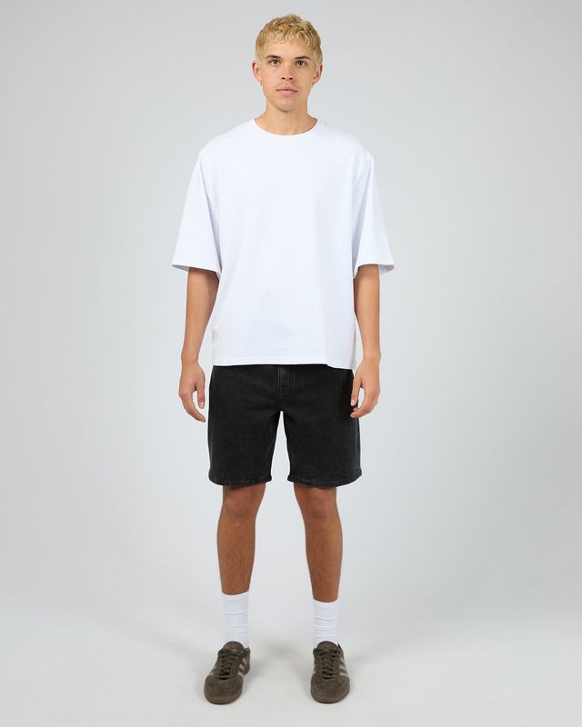 A full body view of a male model wearing the Shadow A3 Short Vintage Black featuring a loose fit, perfect for a day out. 