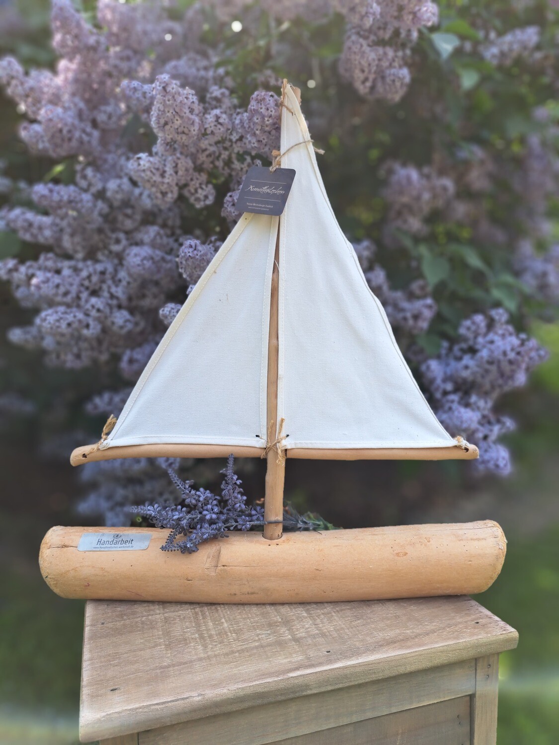 Segelboot aus Treibholz