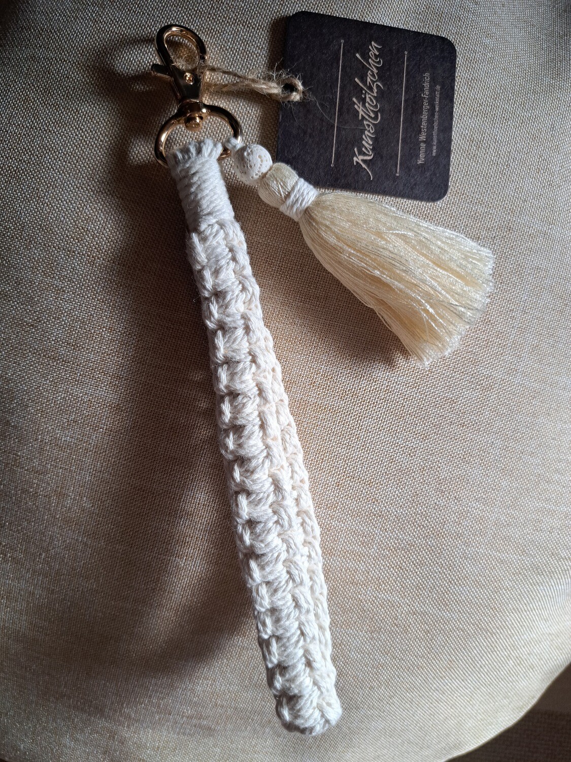 Makramee-Anhänger mit Lava-Perle (Weiß)