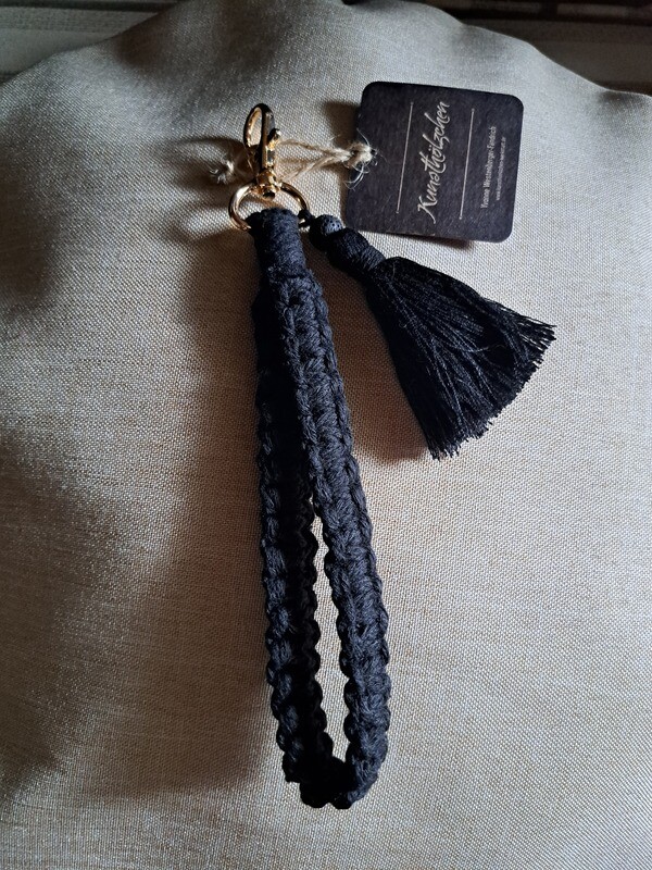 Makramee-Anhänger mit Lava-Perle (Schwarz)