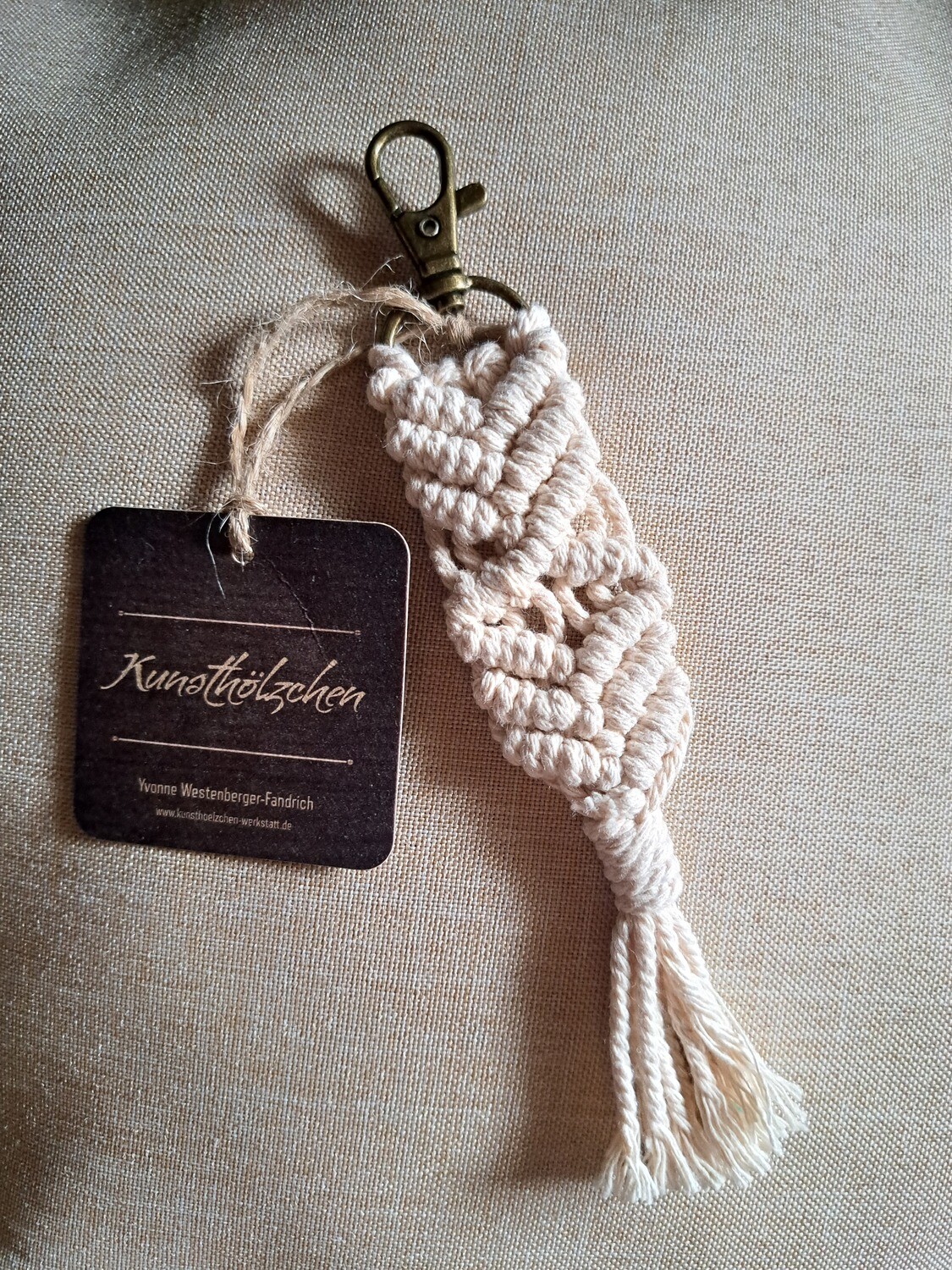 Makramee-Anhänger mit Fischgräten-Muster (Klein, Weiß)