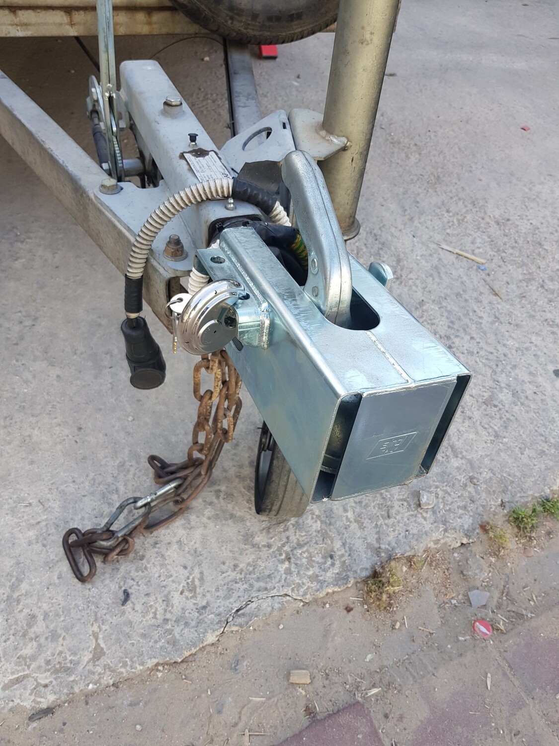 מנעול כספת לנגררים וקראוונים