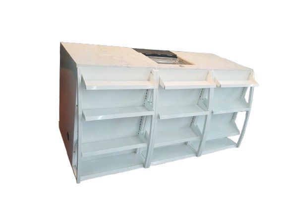 שולחן שיש לבן/שחור עם פגמים במקום 4900 ש"ח