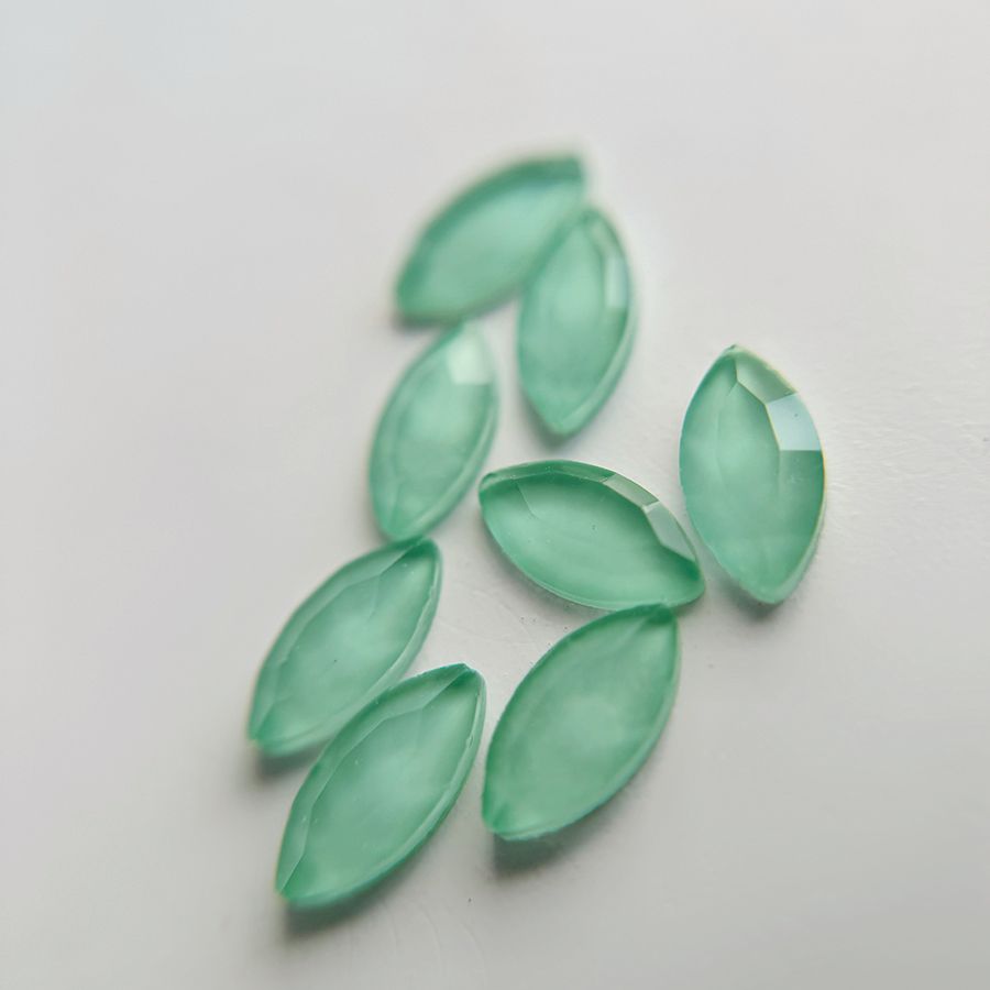 Bijoux Forme Oeil de chat / Vert ou blanc satiné Bijoux Forme Oeil de chat / Vert ou blanc satiné