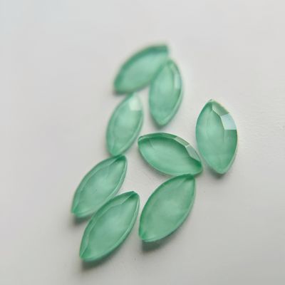 Bijoux Forme Oeil de chat / Vert ou blanc satiné Bijoux Forme Oeil de chat / Vert ou blanc satiné