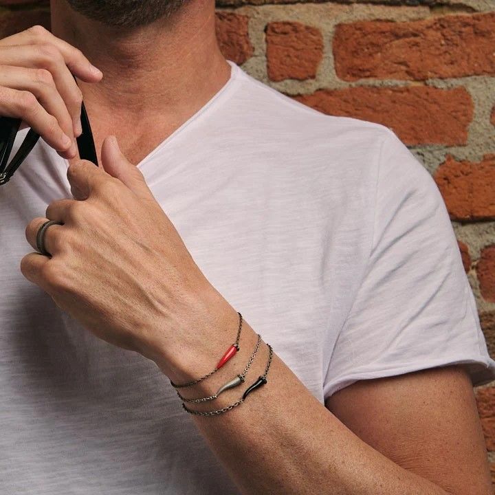 Bracelet à charms avec corne émaillée noire en titane, 5 noirs et chaîne