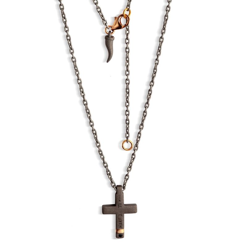 Collier croix moyen en titane, or rouge 18 carats, or rouge 9 carats, diamants noirs et chaîne.