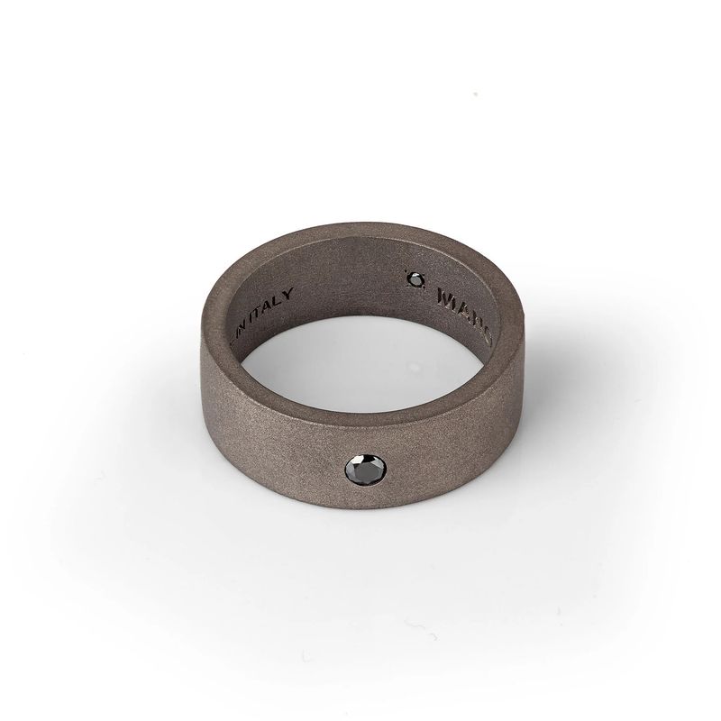 Bague solitaire à anneau plat en titane avec diamant noir de 10 points