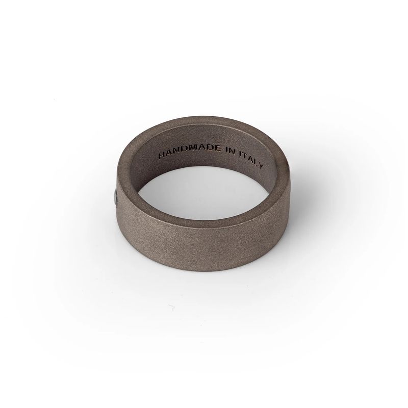 Bague solitaire à anneau plat en titane avec diamant noir de 10 points
