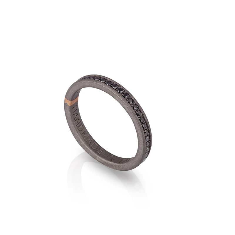 Bague en titane, or 18 carats et 43 diamants noirs