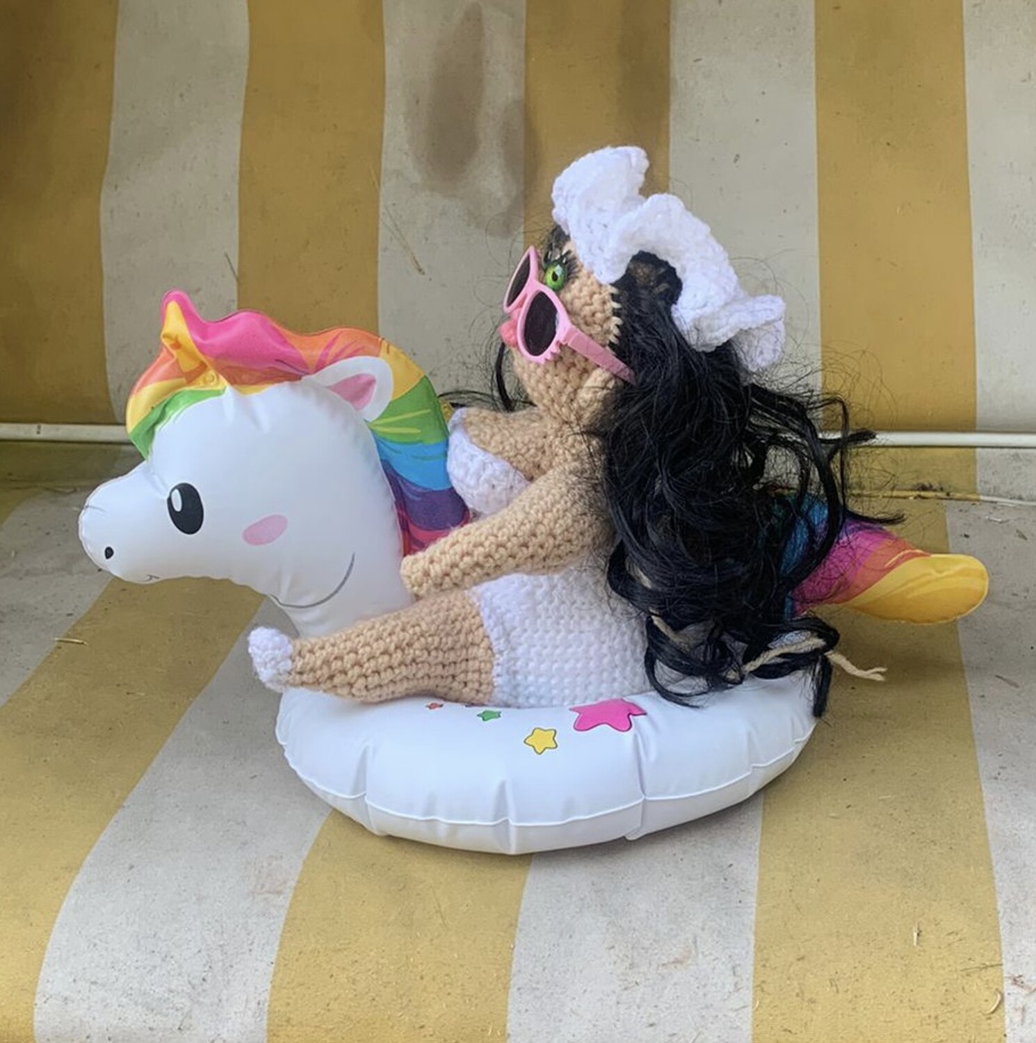 Dicke Dame mit Einhornschwimmreifen im Badeanzug