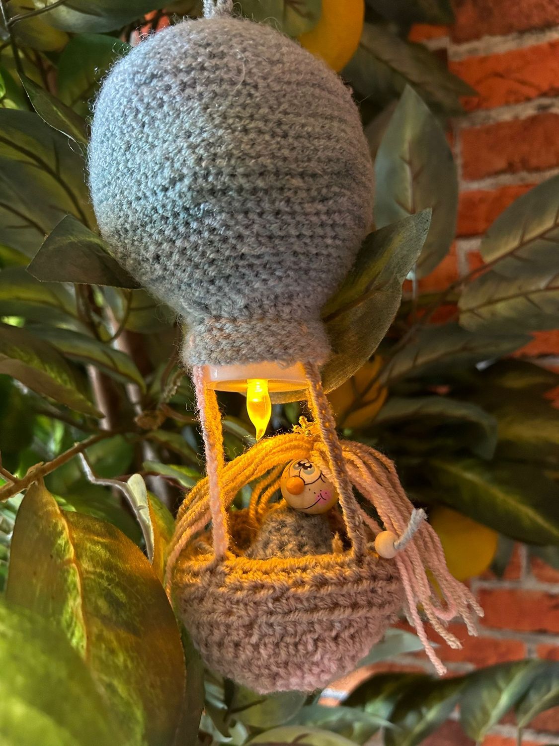 Gehäkelte Prinzessin mit Ballon und Licht, mit Liebe zum Detail, Handarbeit,
